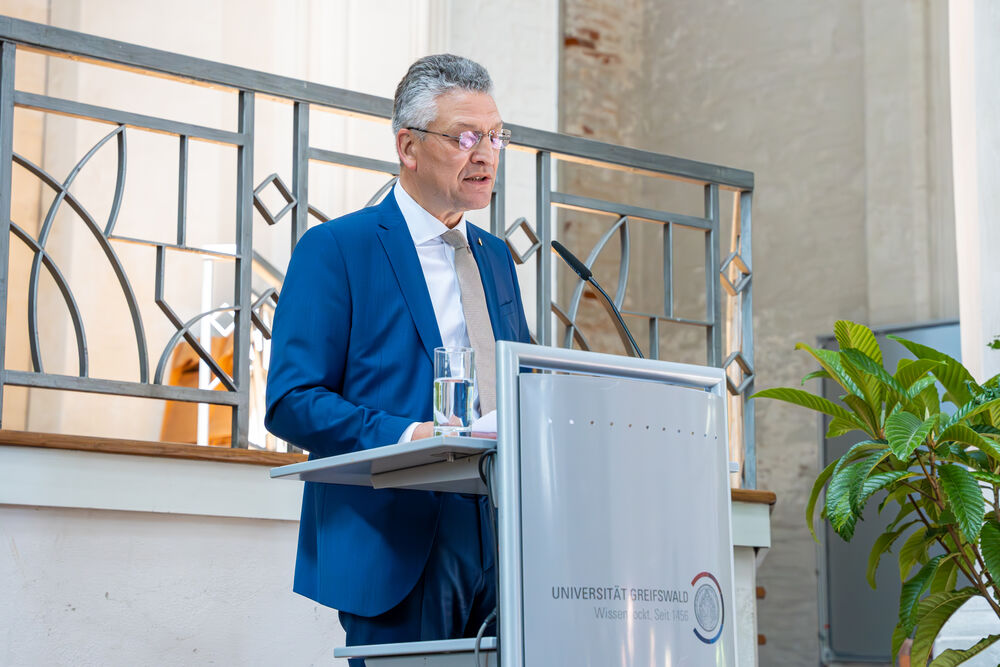 Der Festredner Prof. Dr. Dr. h.c. mult. Lothar Wiehler während der Verleihung akademischer Grade im Juni 2023 im Greifswalder Dom
