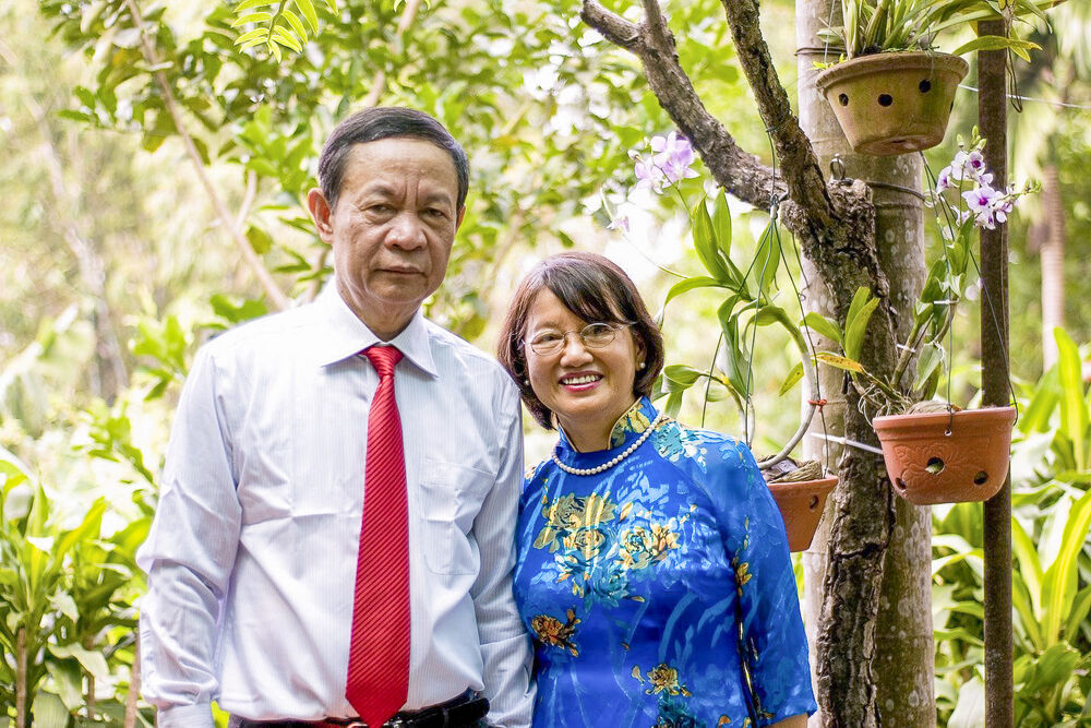 Auf dem Foto stehen die beiden Preisträger nebeneinander. Foto von Prof. Le Tran Binh als auch Frau Ass. Prof. Le Thi Lai. 