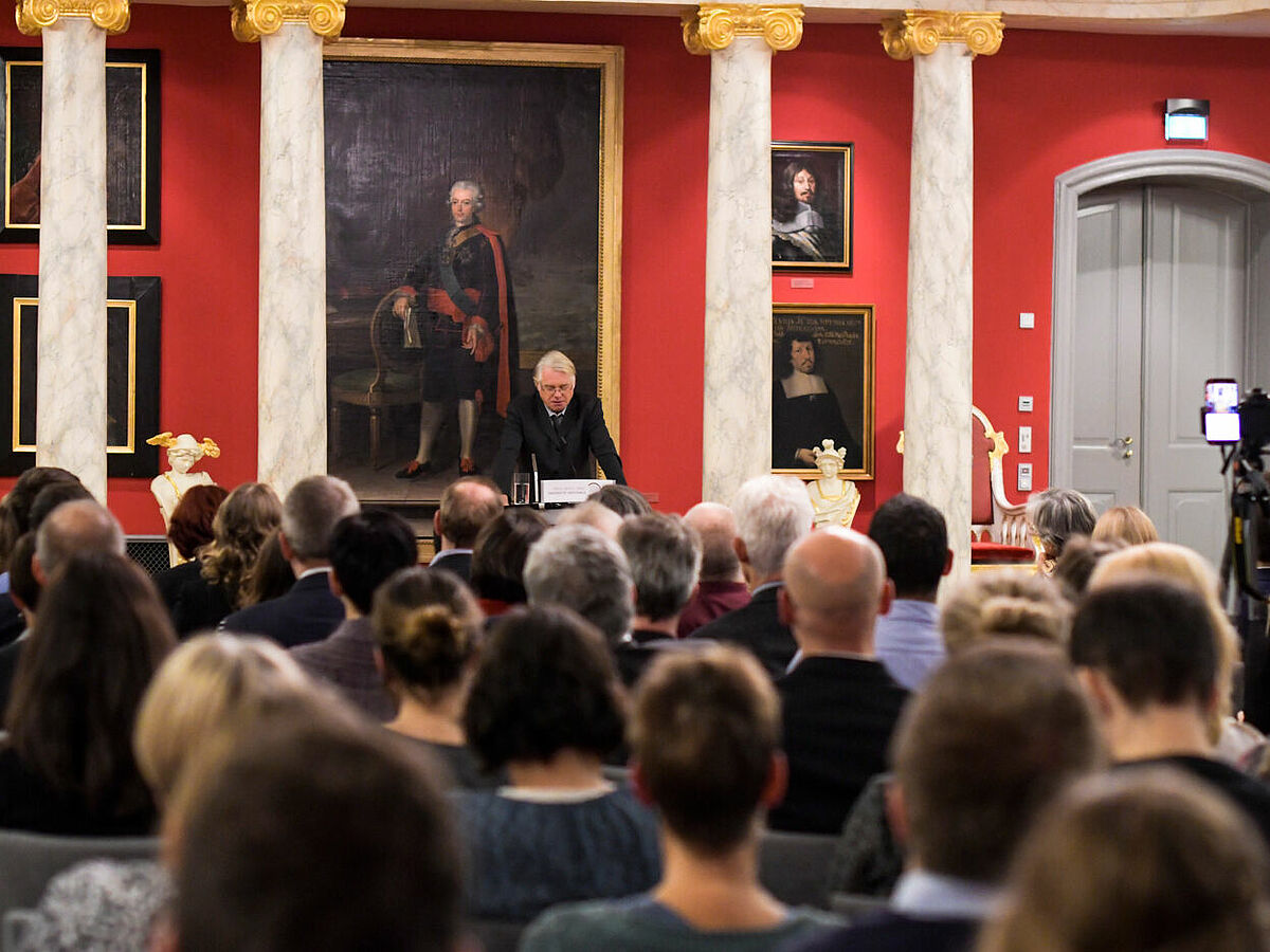 Hubertus Buchstein holds a lecture in the Aula