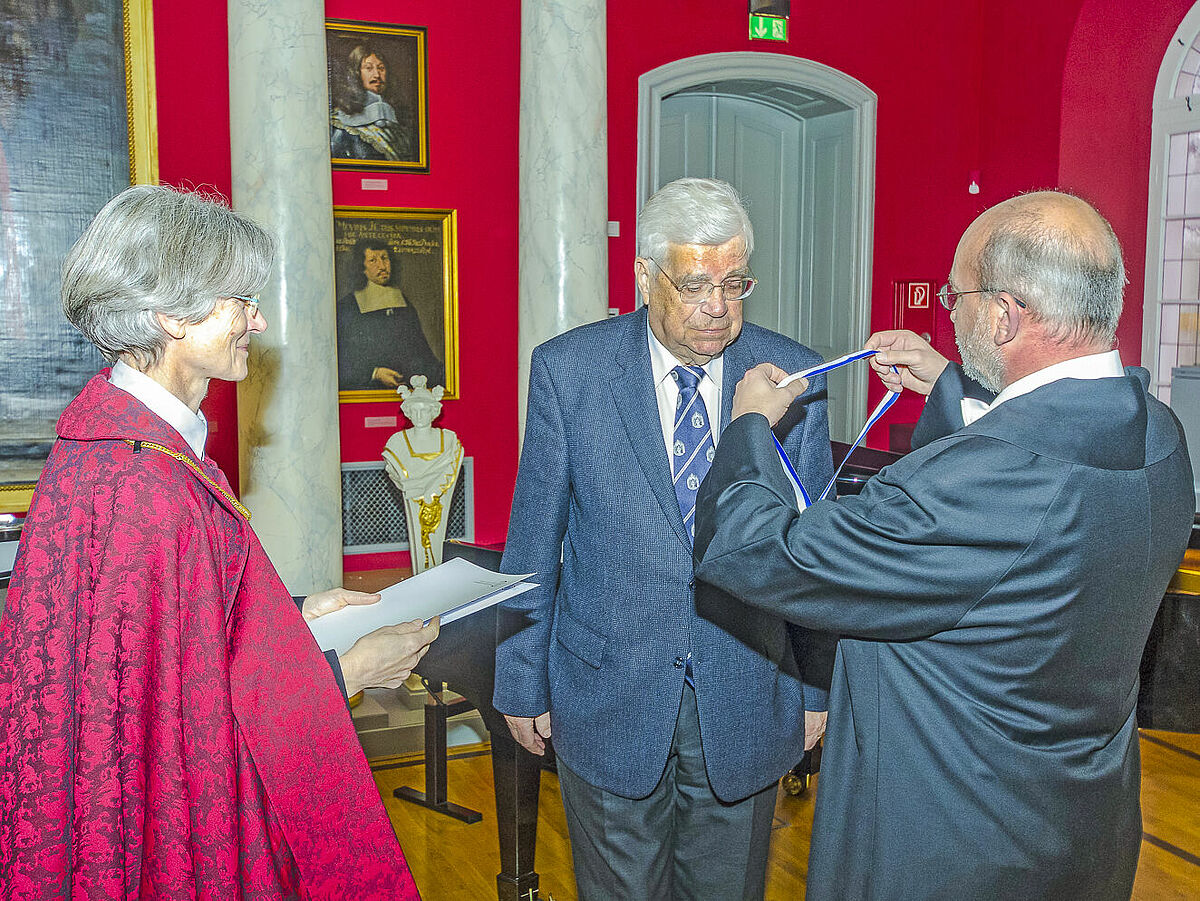 Verleihung der Ehrenmedaille an Dr. Ekkehard Lohmann