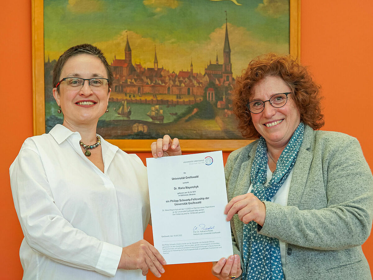 Die Rektorin der Universität Greifswald (Prof. Riedel) überreicht der ukrainischen Wissenchaftlerin Dr. Mayerchyk eine Urkunde über ein Philipp-Schwartz-Stipendium