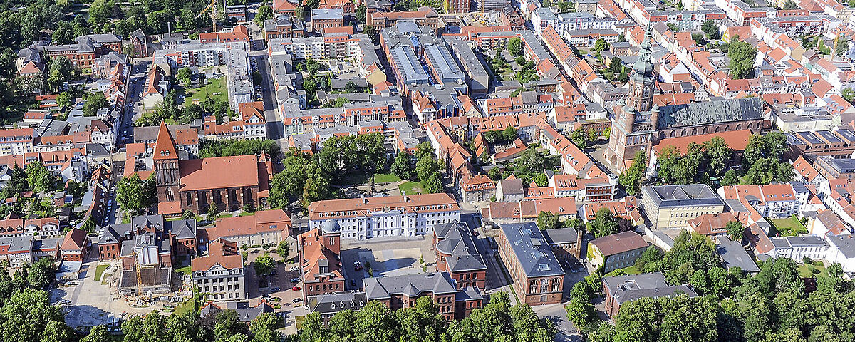 Luftaufnahme von Greifswald. Blick über den Wall und den historischen Campus bis zum Campus Loefflerstraße.