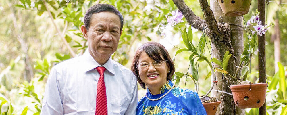 Auf dem Foto stehen die beiden Preisträger nebeneinander. Foto von Prof. Le Tran Binh als auch Frau Ass. Prof. Le Thi Lai. 