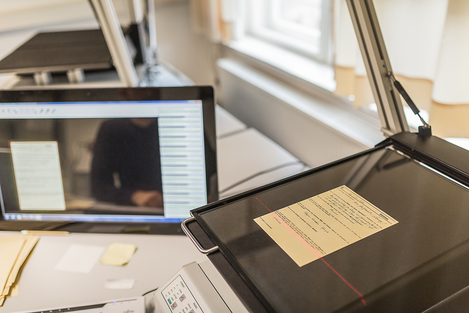 Befragungszettel einer Studie aus den Jahren um 1920 werden in der Universitätsbibliothek Greifswald eingescannt. - Foto: Till Junker