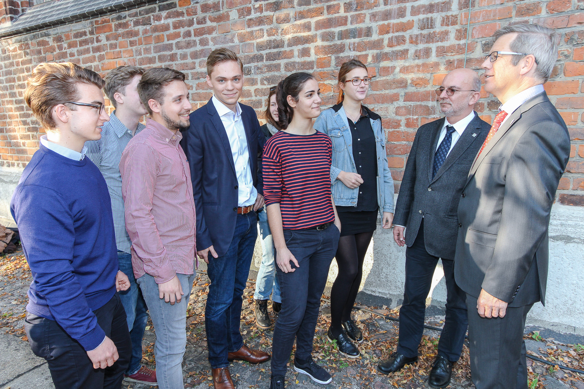 Freshers chatting to the Registrar and Lord Mayor