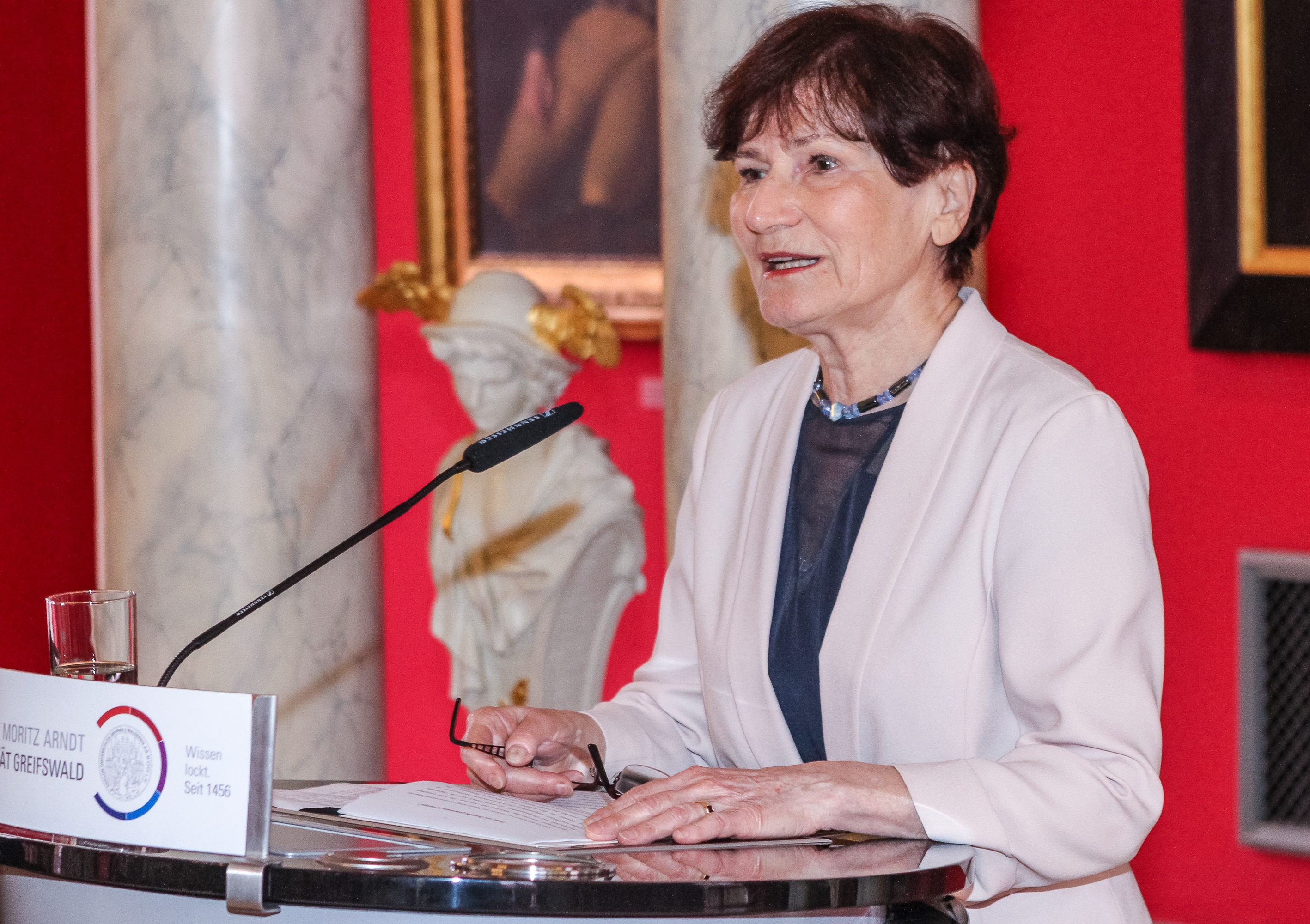 Prof. Dr. Anna Wolff-Powęska während ihres Vortrages in der Aula der Universität Greifswald