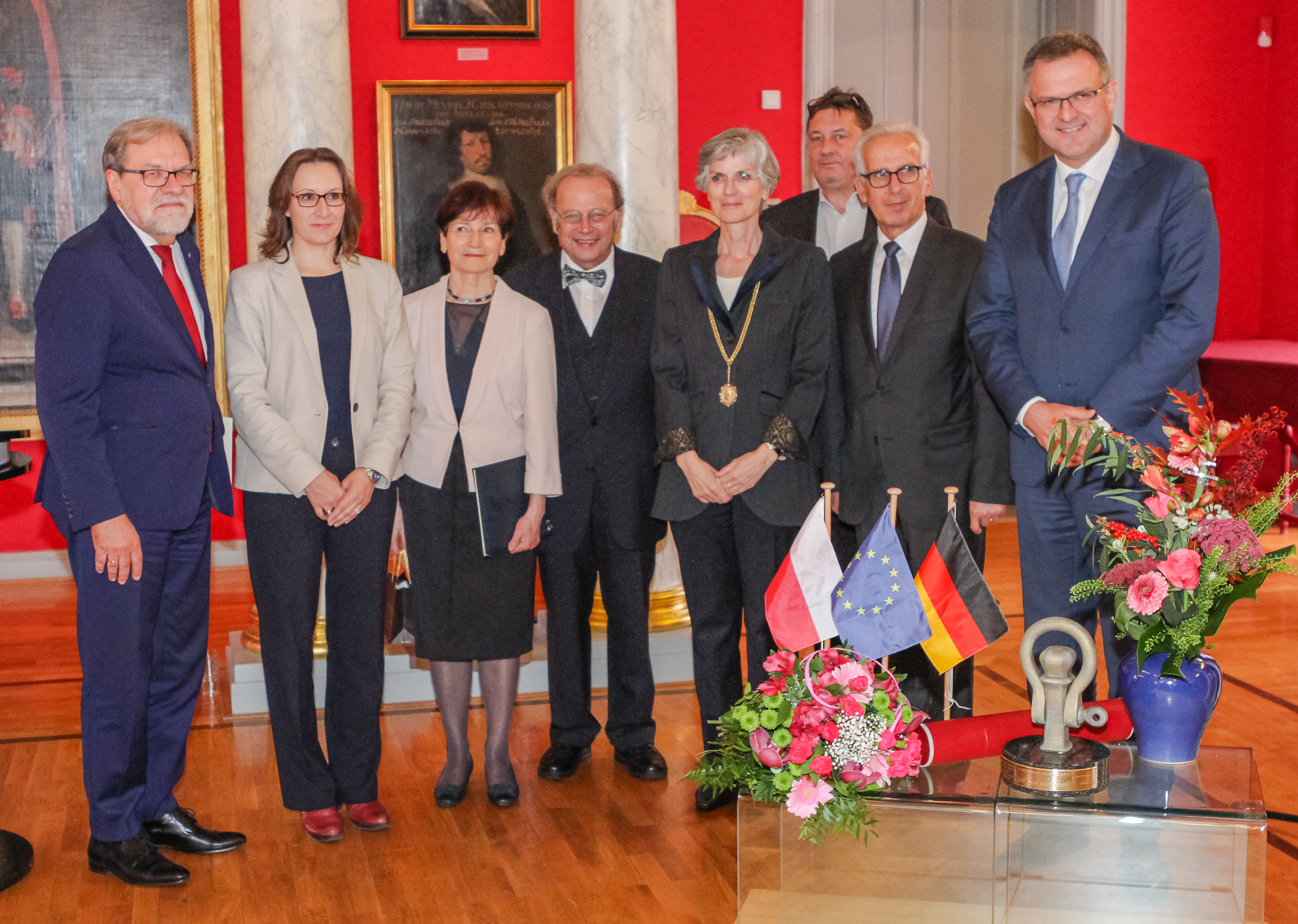 Prof. Dr. Anna Wolff-Powęska (3.v.l.) im Kreise der Preisstifter in der Aula der Universität Greifswald