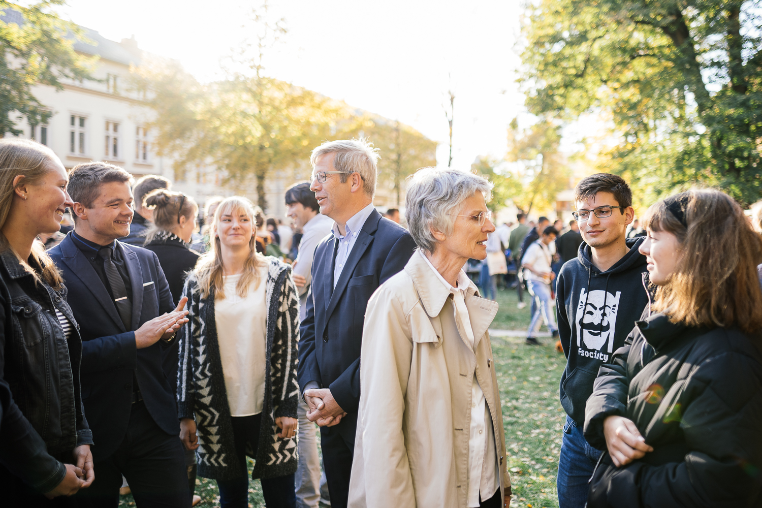 Begrüßungsmarkt am Dom Greifswald. Rektorin Prof. Dr. Johanna Weber und der Greifswald Oberbürgermeister Dr. Stefan Fassbinder im Gespräch mit Erstsemesterstudierenden - Foto: Magnus Schult