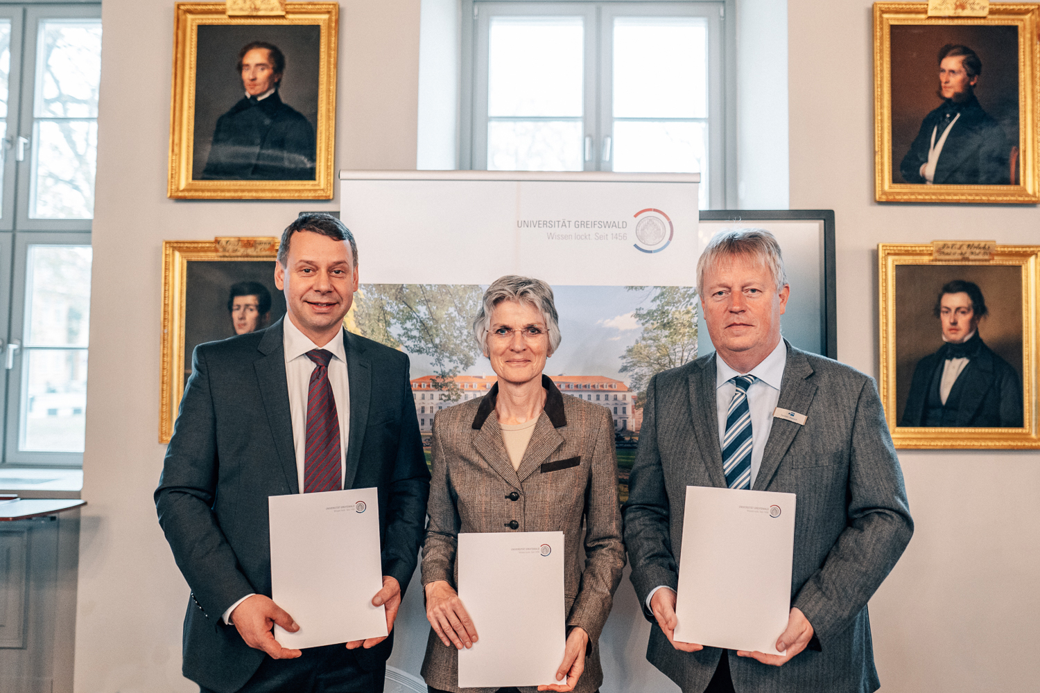 Nach der Vertragsunterzeichnung – v.l.n.r. Michael Sack (Landrat des Kreises Vorpommern-Greifswald), Prof. Dr. Johanna Weber (Rektorin der Universität Greifswald),Torsten Haasch (Hauptgeschäftsführer IHK Neubrandenburg für das östliche Mecklenburg-Vorpommern) – Foto: Magnus Schult