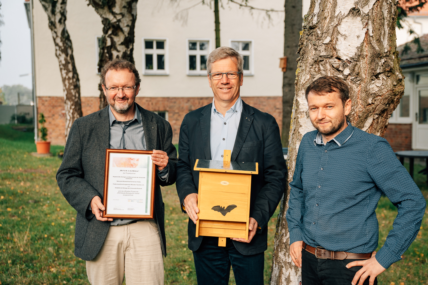 From left:  Project Manager Prof. Dr. Gerald Kerth, Greifswald’s Lord Mayor Dr. Stefan Fassbinder with a bat box and Project Coordinator Marcus Fritze - photo: Till Junker