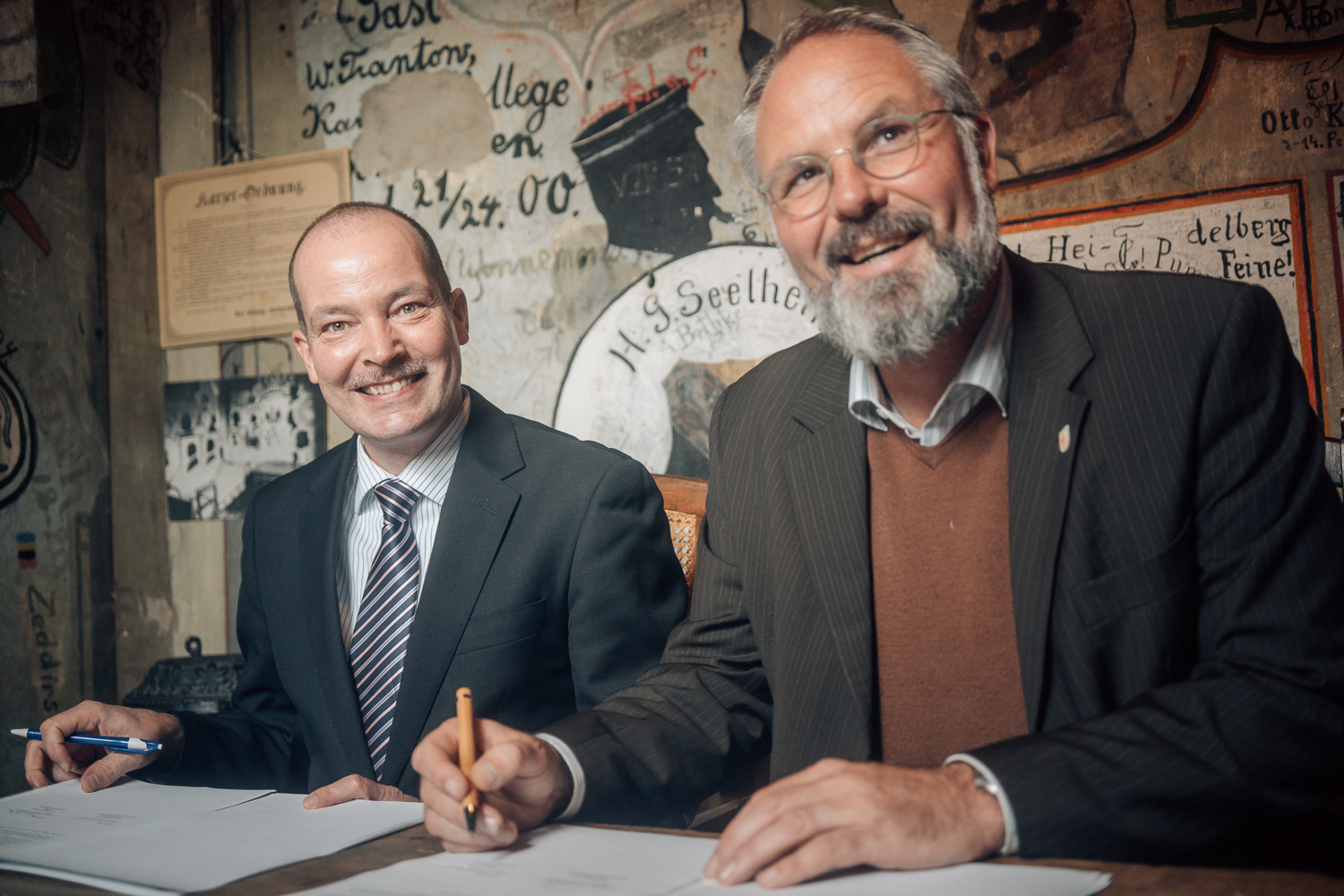 Der Kanzler der Universität Greifswald und der Geschäftsführer der Greifswald Marketing GmbH unterzeichnen den Kooperationsvertrag - Foto: Magnus Schult