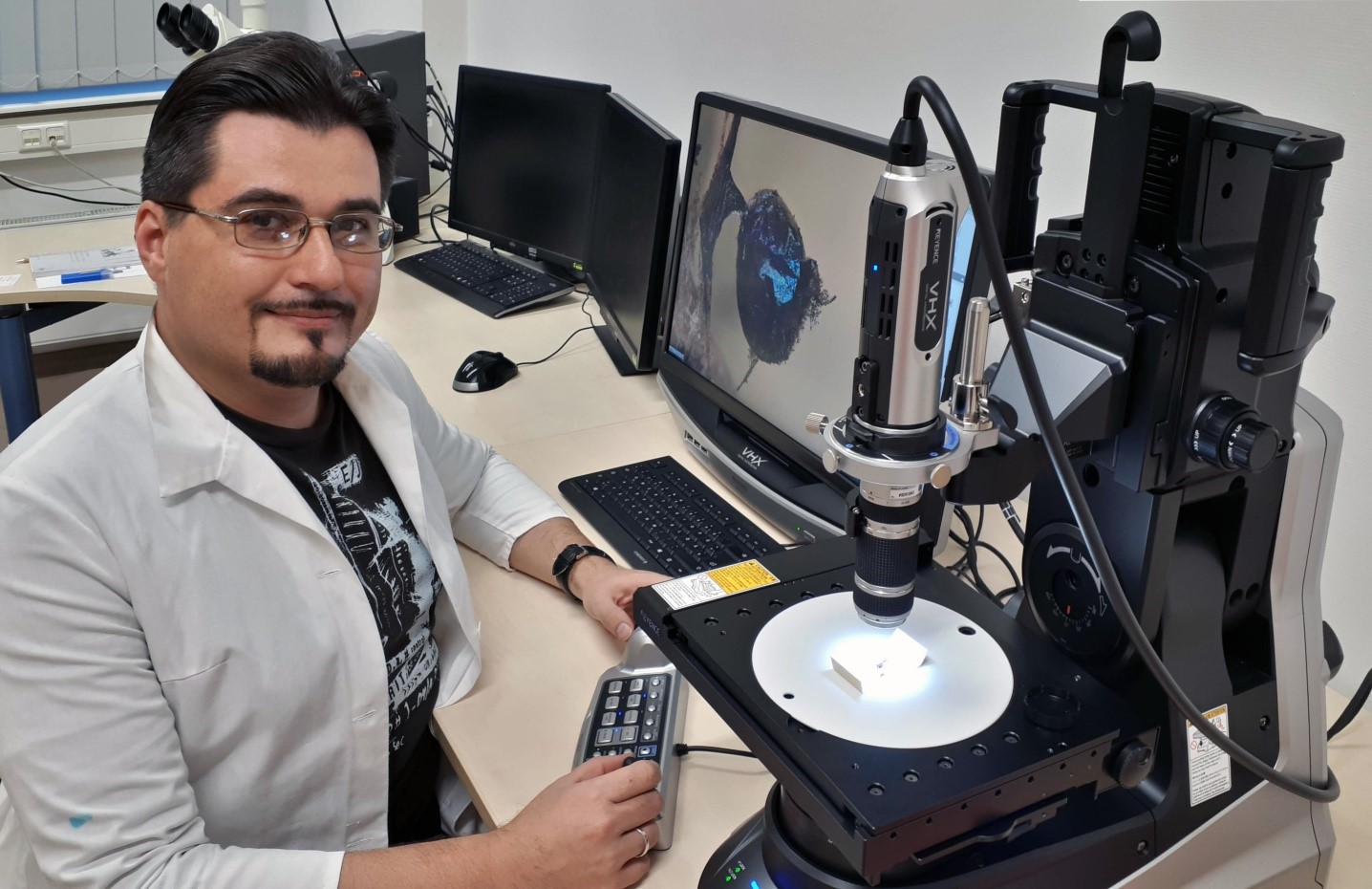 Prof. Dr. Dmytro Leontyev working at a digital microscope, photo: Martin Schnittler