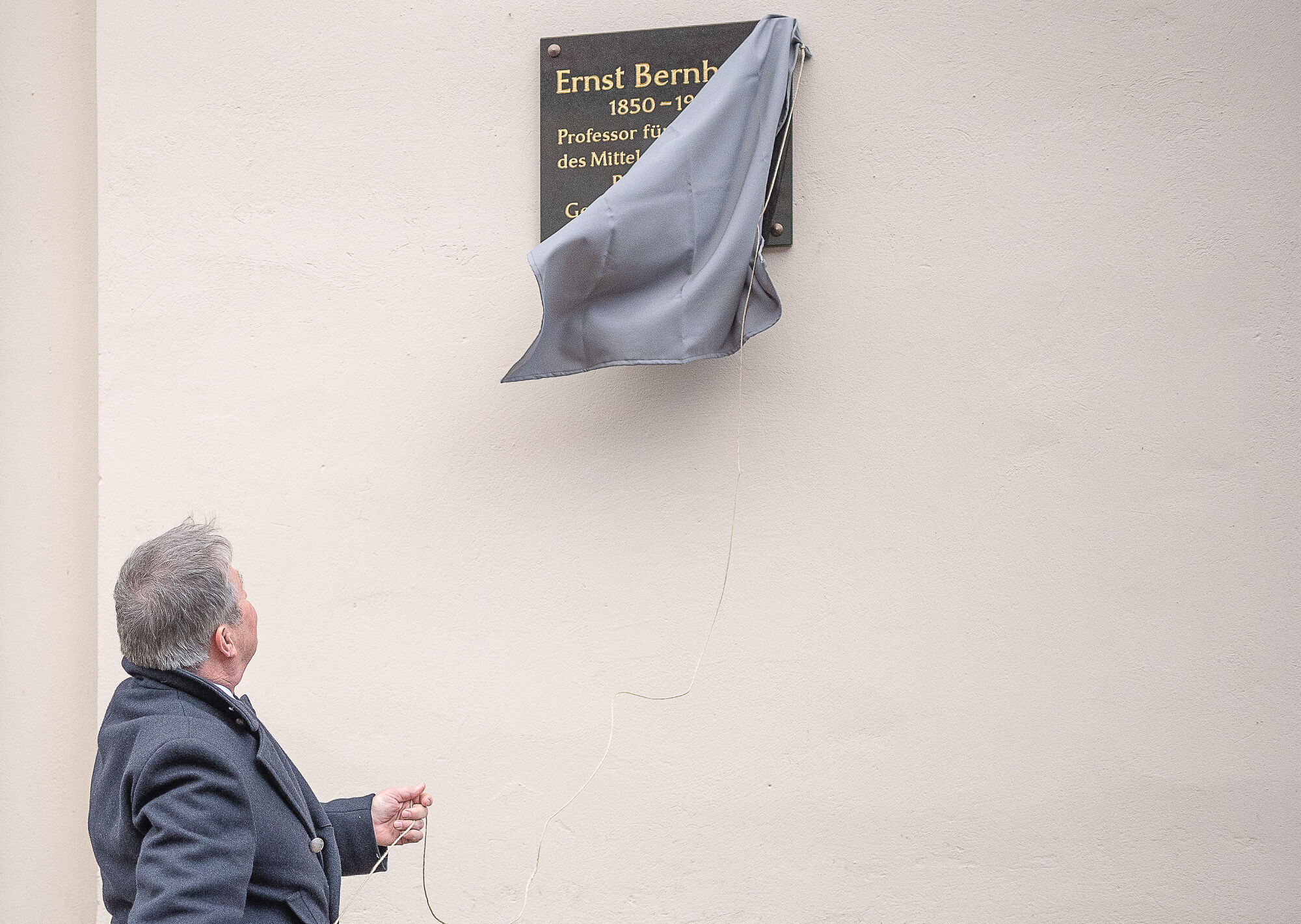 Enthüllung der Gedenktafel am Historischen Institut - Foto: Hannah Weißbrodt