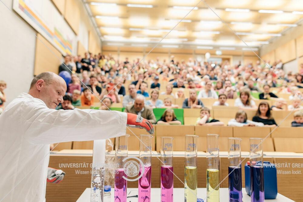 Science Show beim Tag der Wissenschaft 2018 mit Prof. Dr. Michael Lalk – Foto: Till Junker Science Show beim Tag der Wissenschaft 2018 mit Prof. Dr. Michael Lalk – Foto: Till Junker