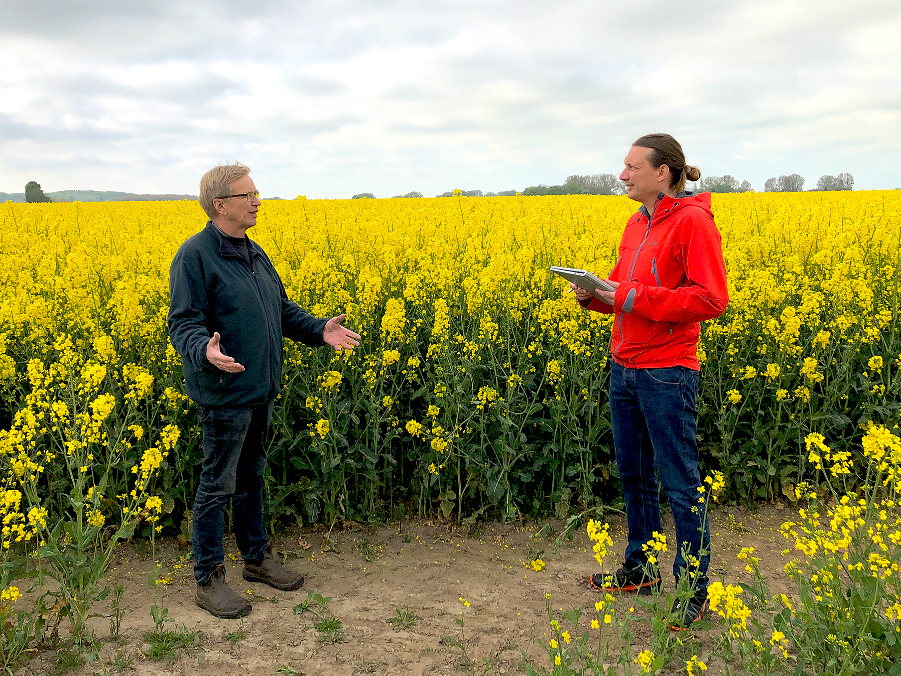 Mark Vehse, Sprecher des Bündnisses ArtIFARM, im Gespräch mit dem Agraringenieur und Bündnispartner Heinrich Heitmüller – Foto: ArtIFARM