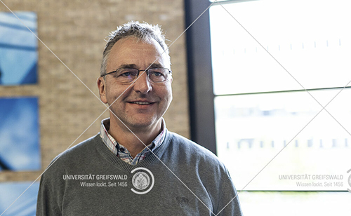 Portrait Prof. Dr. Uwe Bornscheuer – Foto: Magnus Schult