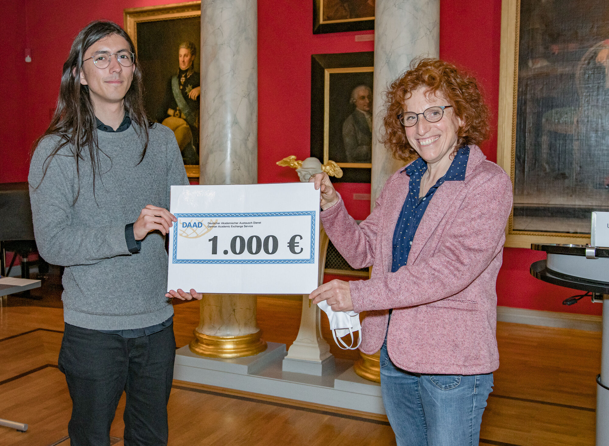 Bestowal of the DAAD Prize 2020, award winner Gonzalo Landau and Pro-Rector Prof. Dr. Katharina Riedel ©Patrick_Gessner