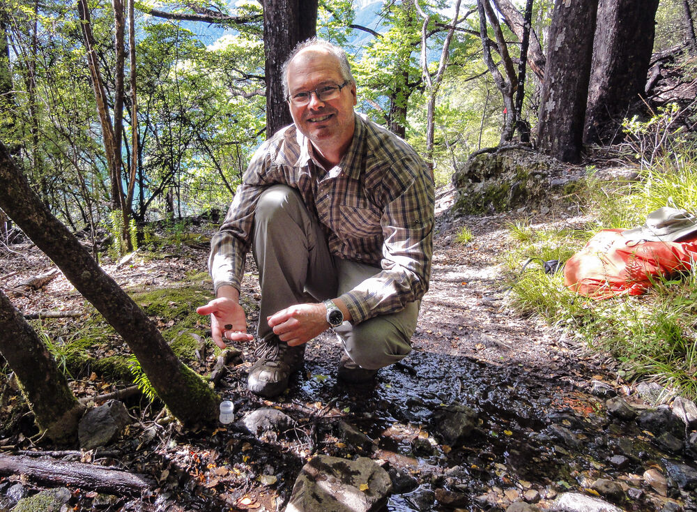 Martin Haase at the place of discovery of Obtusopyrgus farri, ©Gerlien-Verhaegen