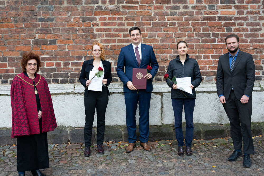 v.l.n.r. Prof. Dr. Katharina Riedel (Rektorin), Dr. Annika Syperek, Dr. Alexander Iben, Dr. Linn Karin Müggenburg, Robet Gabel (Geschäftsführer der Gesellschaft von Freunden und Förderern der Ernst-Moritz-Arndt-Universität Greifswald – @Patrick Gessner