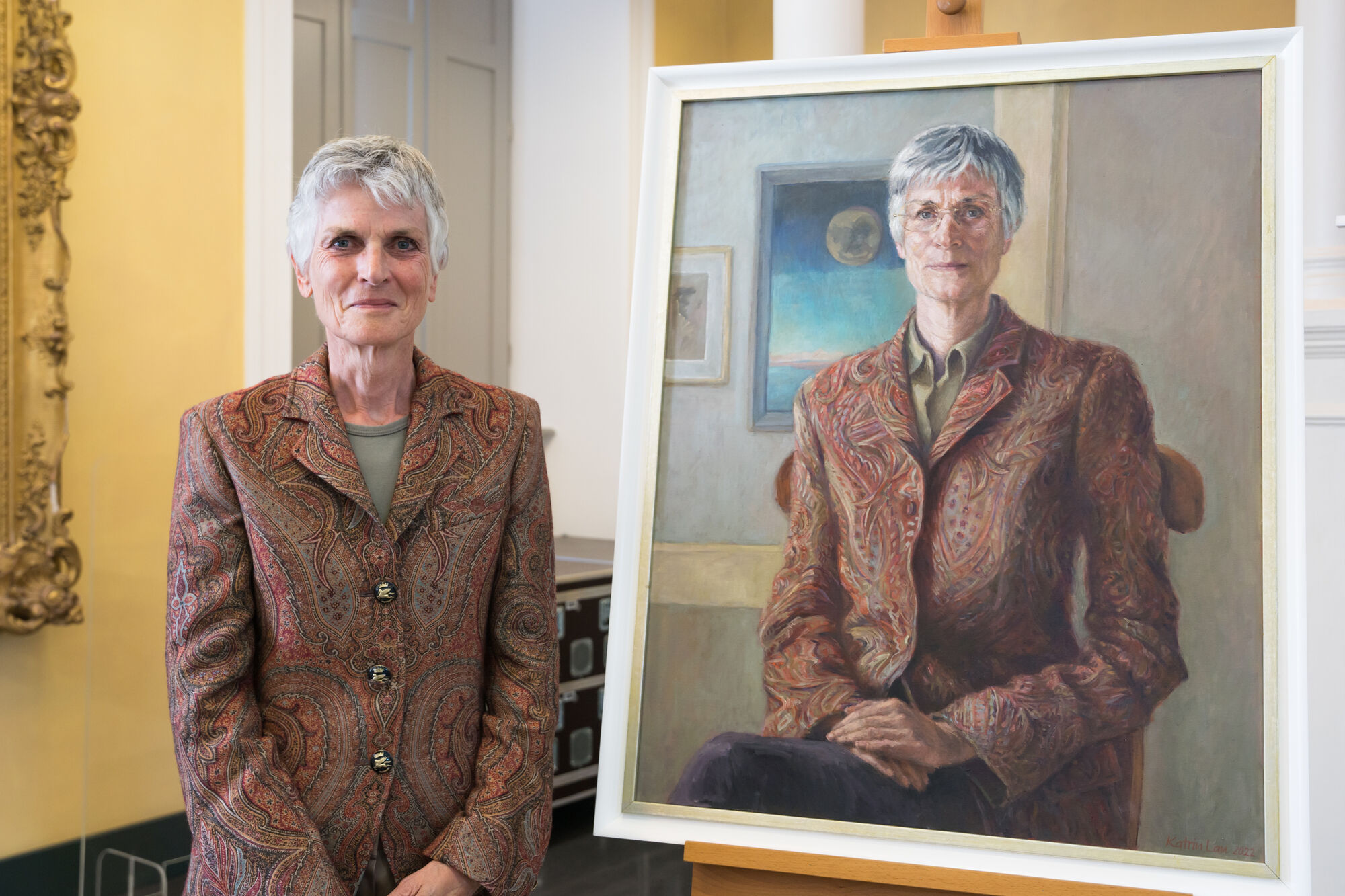Ehemalige Rektorin Weber mit Portrait © Laura Schirrmeister, 2022