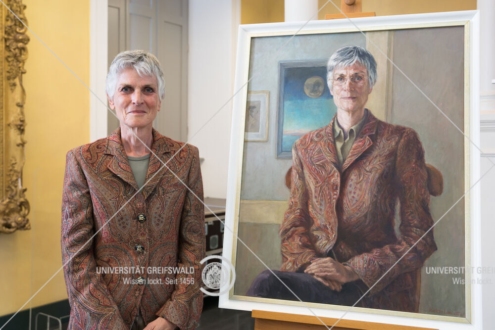 Ehemalige Rektorin Weber mit Portrait © Laura Schirrmeister, 2022