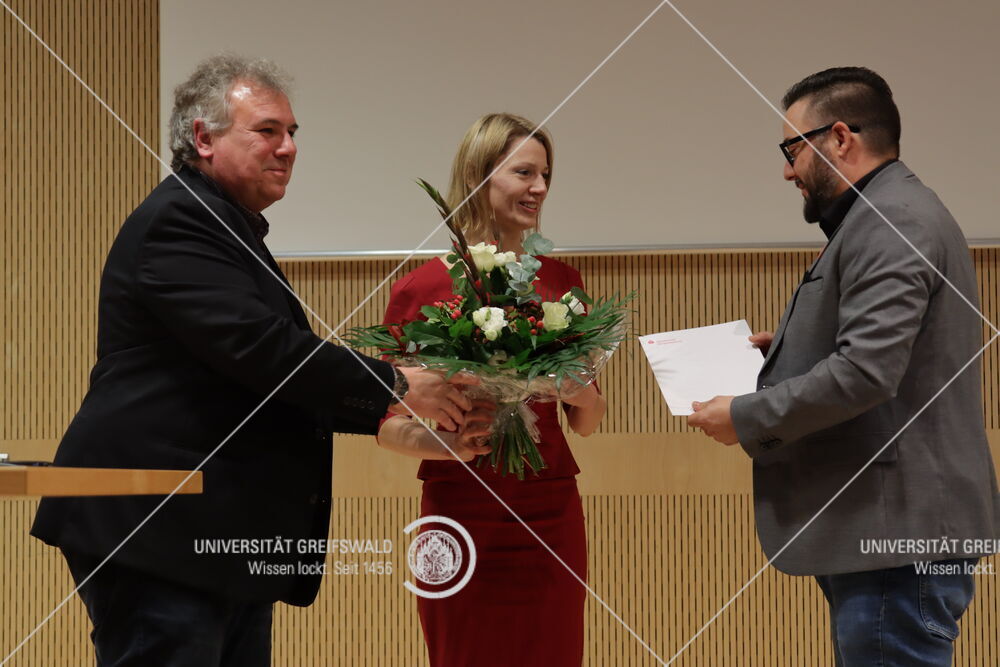 v.l.n.r.: Prof. Dr. Andreas Ohme (Vereinsvorsitzender des polenmARkT e. V.), Zuzanna Papierz und Tom Rafoth (Sparkasse Vorpommern), © Alfried Krupp Wissenschaftskolleg Greifswald, 2022