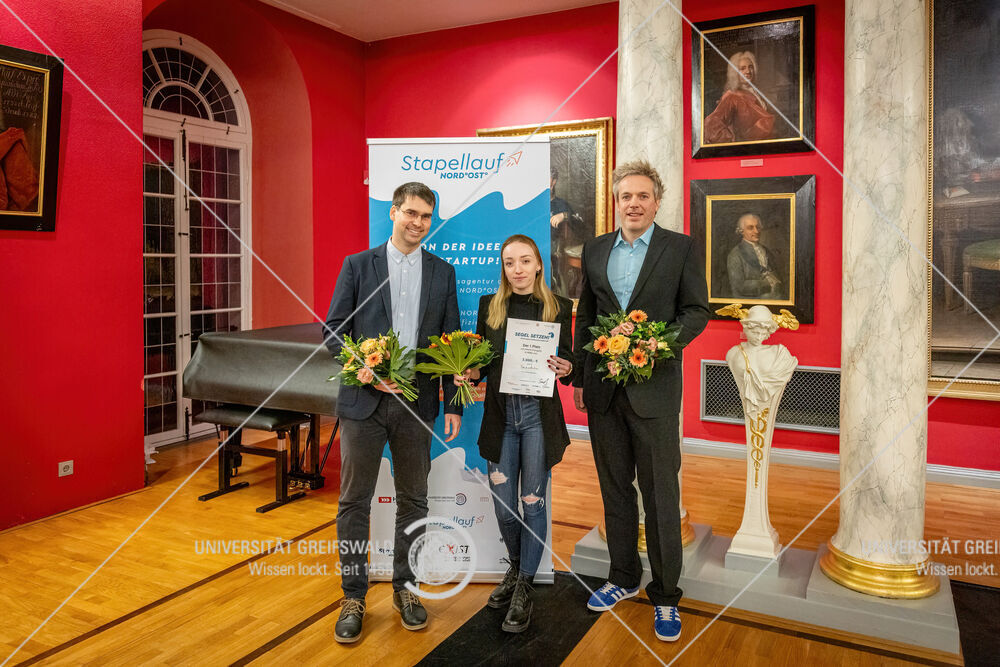 Gewinner des Businessplanwettbewerbs „SEGEL SETZEN!“. Dr. Christian Hentschker, Vanessa Halecker und Dr. Alexander Reder (v.l.n.r.) sind das Team Immolution, © Sascha Meichsner, 2022