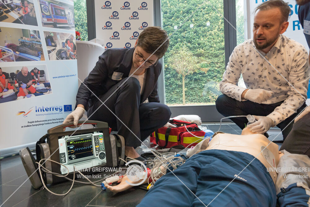 Demonstration des med. Notfall-Simulationstrainings „Mehrschichtige Ansätze zur grenzüberschreitenden Kommunikation und Kooperation in der Notfallmedizin“, v.l.n.r.: Dr. Marie-Lusie Rübsam und Dr. Gregorz Czajkowski. © Laura Schirrmeister, 2022