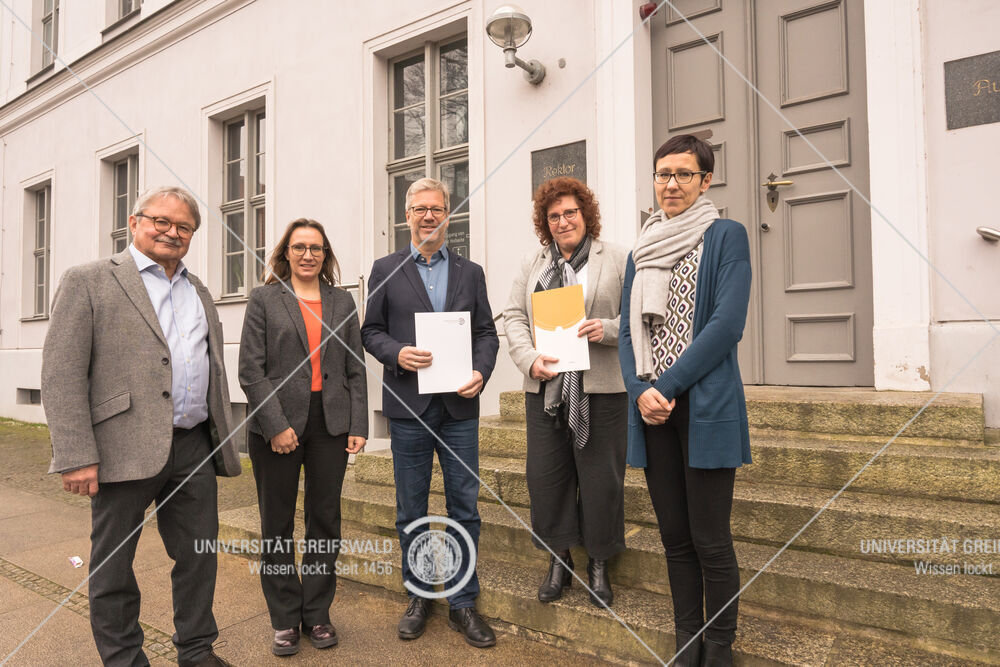 Prof. Dr. Thomas Stamm-Kuhlmann (Mitglied der Bürgerschaft), Jeannette von Busse (Vize-Oberbürgermeisterin), Oberbürgermeister Dr. Stefan Fassbinder, Rektorin Prof. Dr. Katharina Riedel, Juliane Huwe (Kommissarische Kanzlerin), © Laura Schirrmeister, 2022