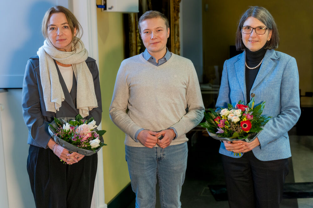 Auf dem Gruppenbild nach der Wahl der Prorektor*innen im Senat der Universität Greifswald sind die drei Gewählten zu sehen. v.l.n.r. Prof. Dr. Annelie Ramsbrock, Hennis Herbst, Dorthe G.A. Hartmann