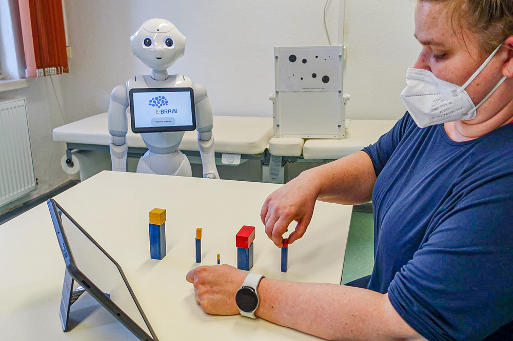 Therapeutic situation with the humanoid robot, © Thomas Platz