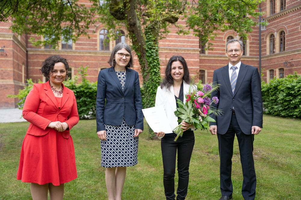 Presenting of the DAAD Prize 2023 to Diclehan Ulucan (from left to right: Dr. Hasmik Hunanyan, Pro-Rector Dorthe G. A. Hartmann, Diclehan Ulucan, Prof. Dr. Marc Ebner)