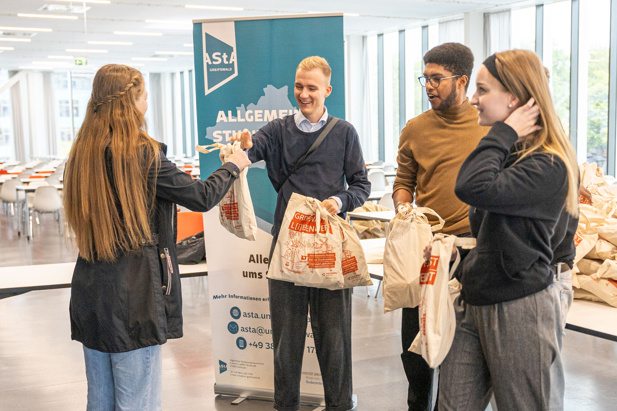 All newly enrolled students receive a welcome bag from the Students' Union (AStA)