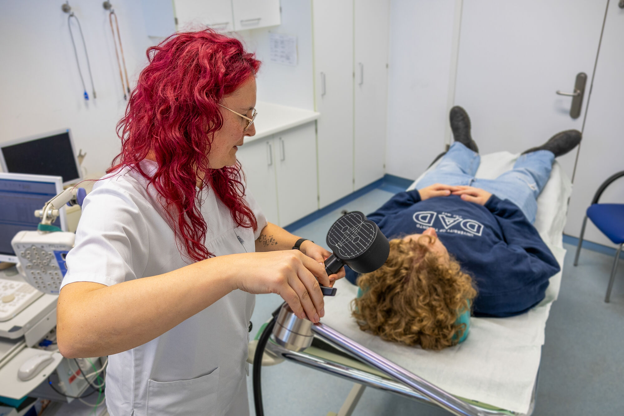 Bei der repetitiven transkraniellen Magnetstimulation (rTMS) wird dem Patienten eine Magnetspule auf den Kopf gelegt. 