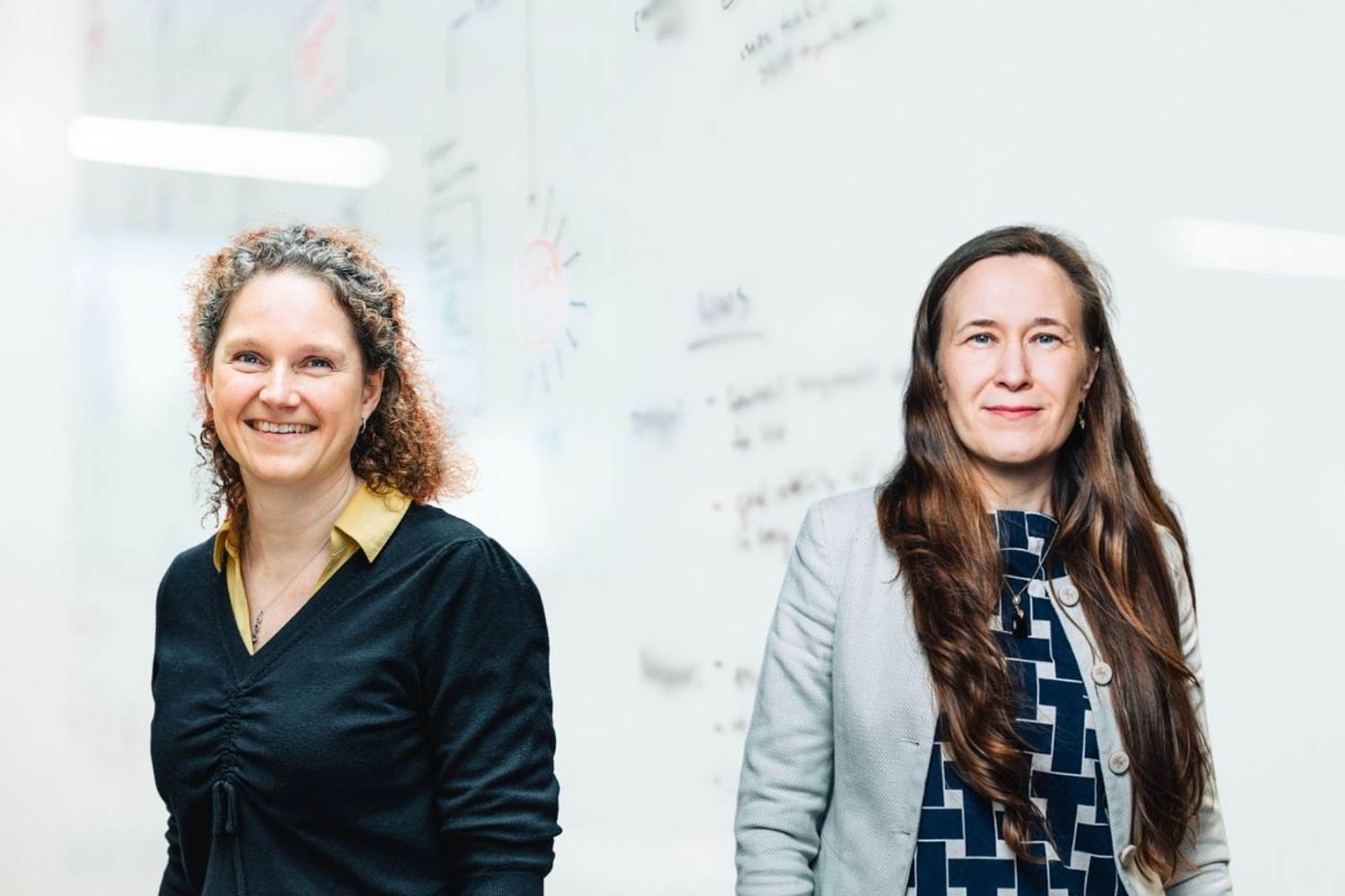 Collage zur Exzellenzinitiative und Verbundprojekte Yordanova und Schnell Prof. Dr. Susanne Schnell (links, „PIRATE“) und Prof. Dr.-Ing. Kristina Yordanova (rechts, „BehAIve“) sind Sprecherinnen der beiden neuen Verbund-Exzellenzprojekte, die künstliche Intelligenz für die Zukunft der Gesundheitsversorgung nutzen.