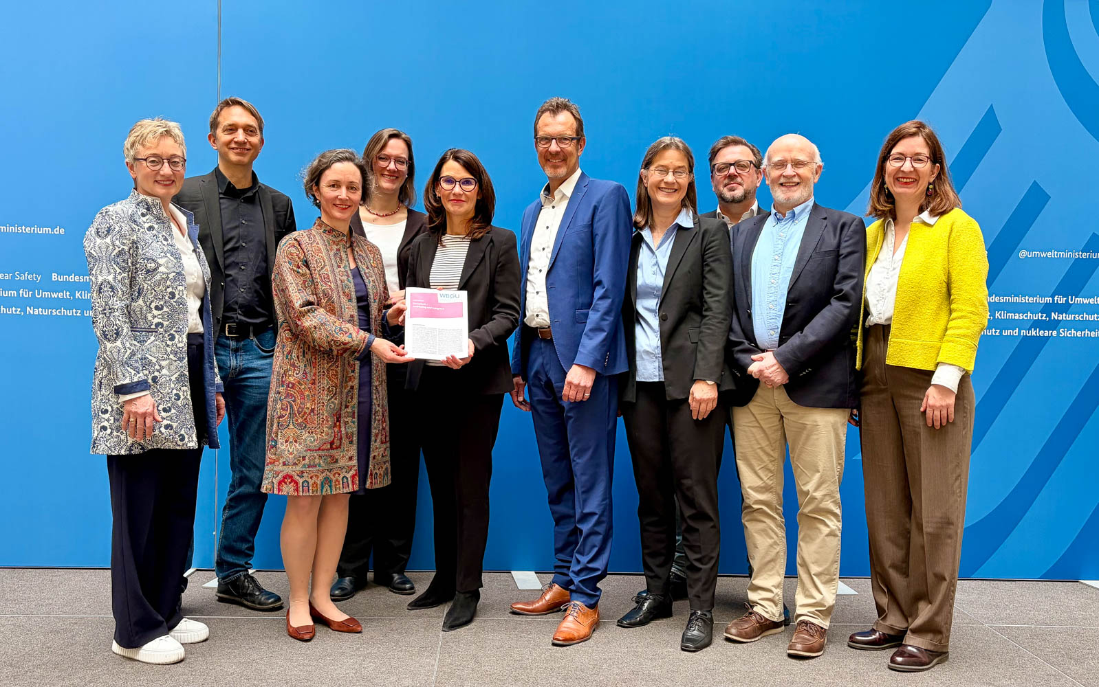 Übergabe der Lagebeurteilung an die Parlamentarische Staatssekretärin Frau Schwarzelühr-Sutter im Bundesministerium für Umwelt, Klimaschutz, Naturschutz und nukleare Sicherheit (BMUKN).