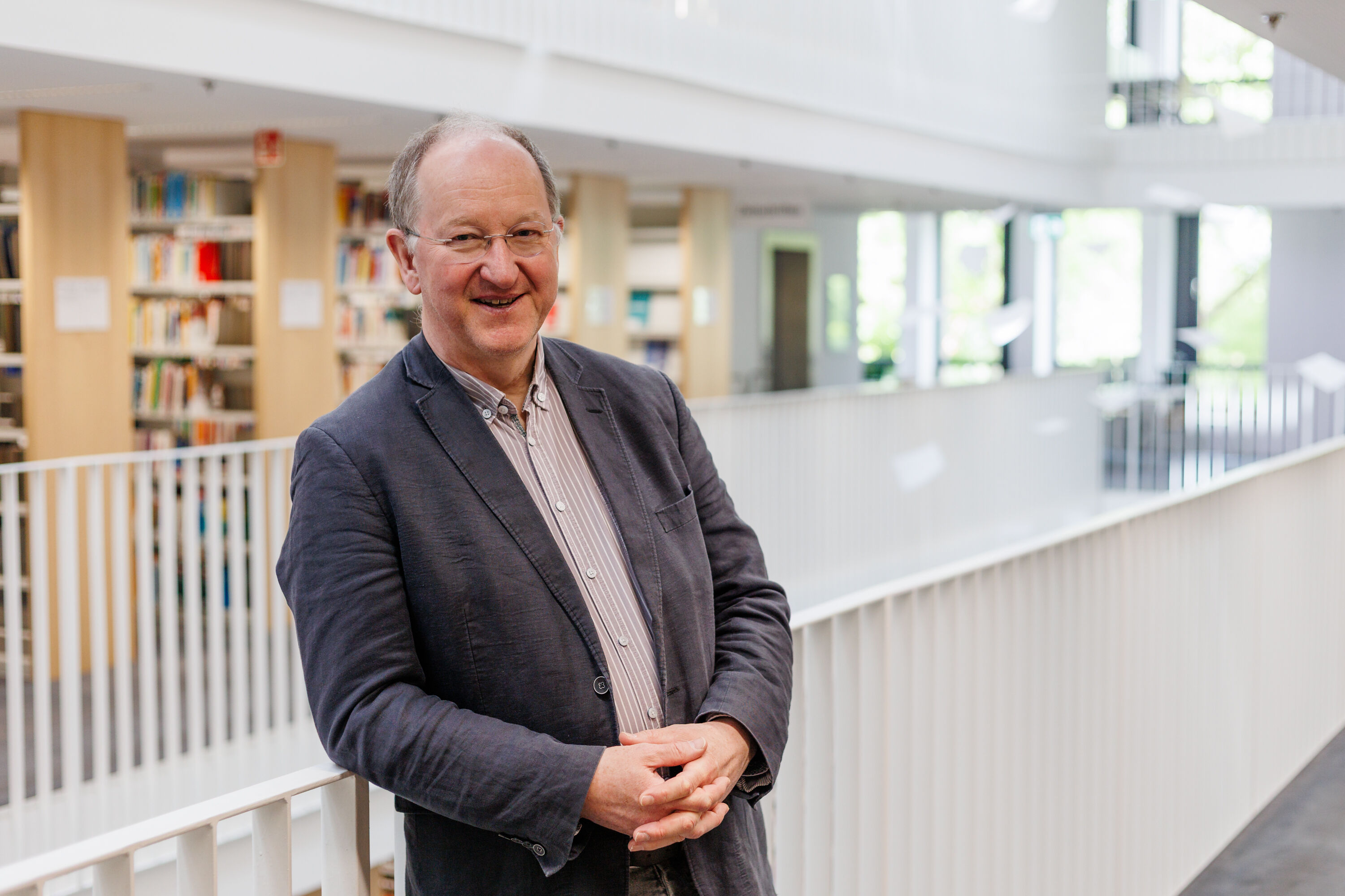 Prof. Dr. Stephan Kessler wurde in der Bereichsbibliothek Greifswald porträtiert.
