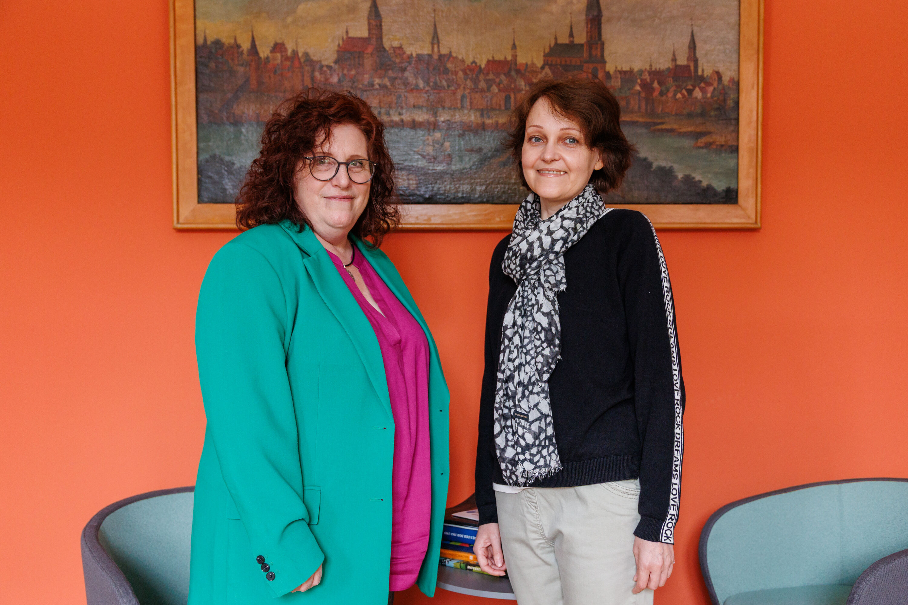 Rektorin Prof. Dr. Katharina Riedel (links) und Prof. Dr. Olena Kotykova (rechts) Zwei Frauen lächeln für ein Foto in die Kamera.