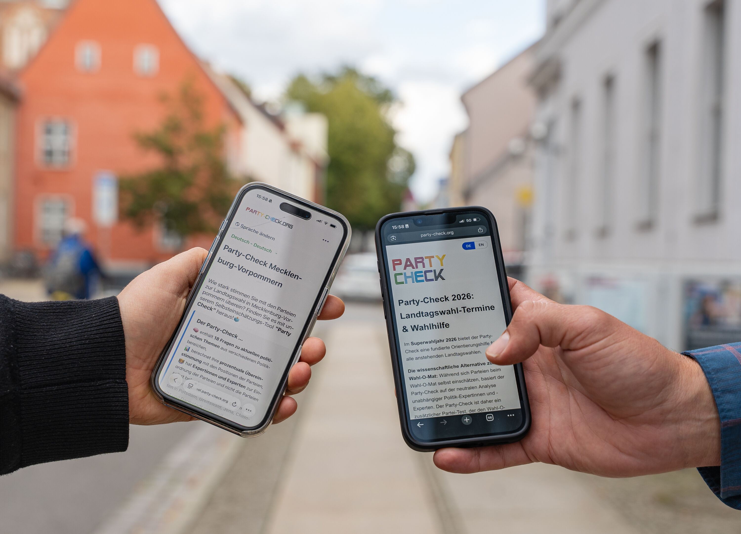 Online voting guide 2026 The online voting guide on smartphones. The photo shows two hands each holding a smartphone.