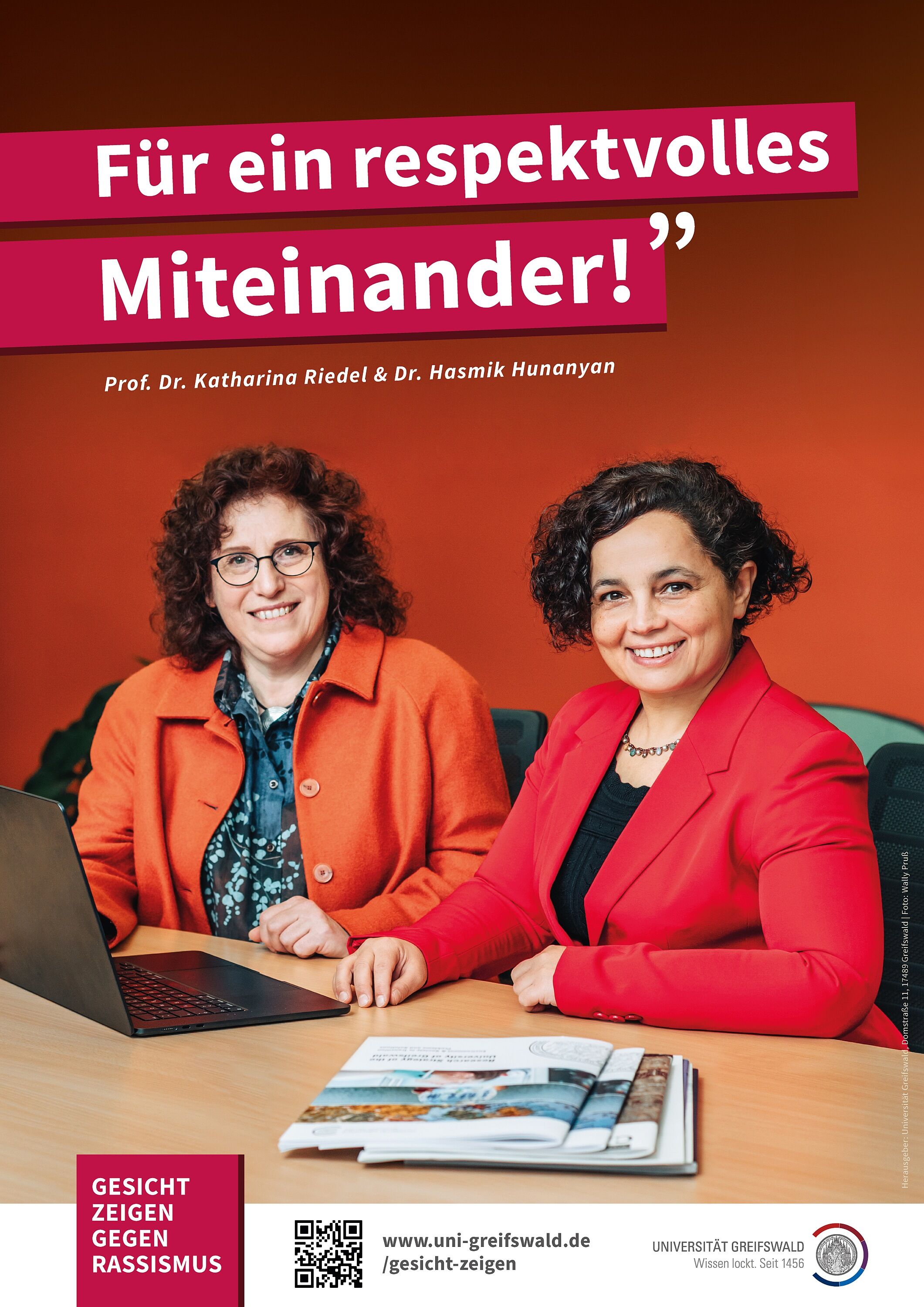 Gesicht zeigen UG Auf einem Plakat sind zwei Frauen zu sehen. Vor ihnen liegen ein paar Broschüren auf einem Tisch.