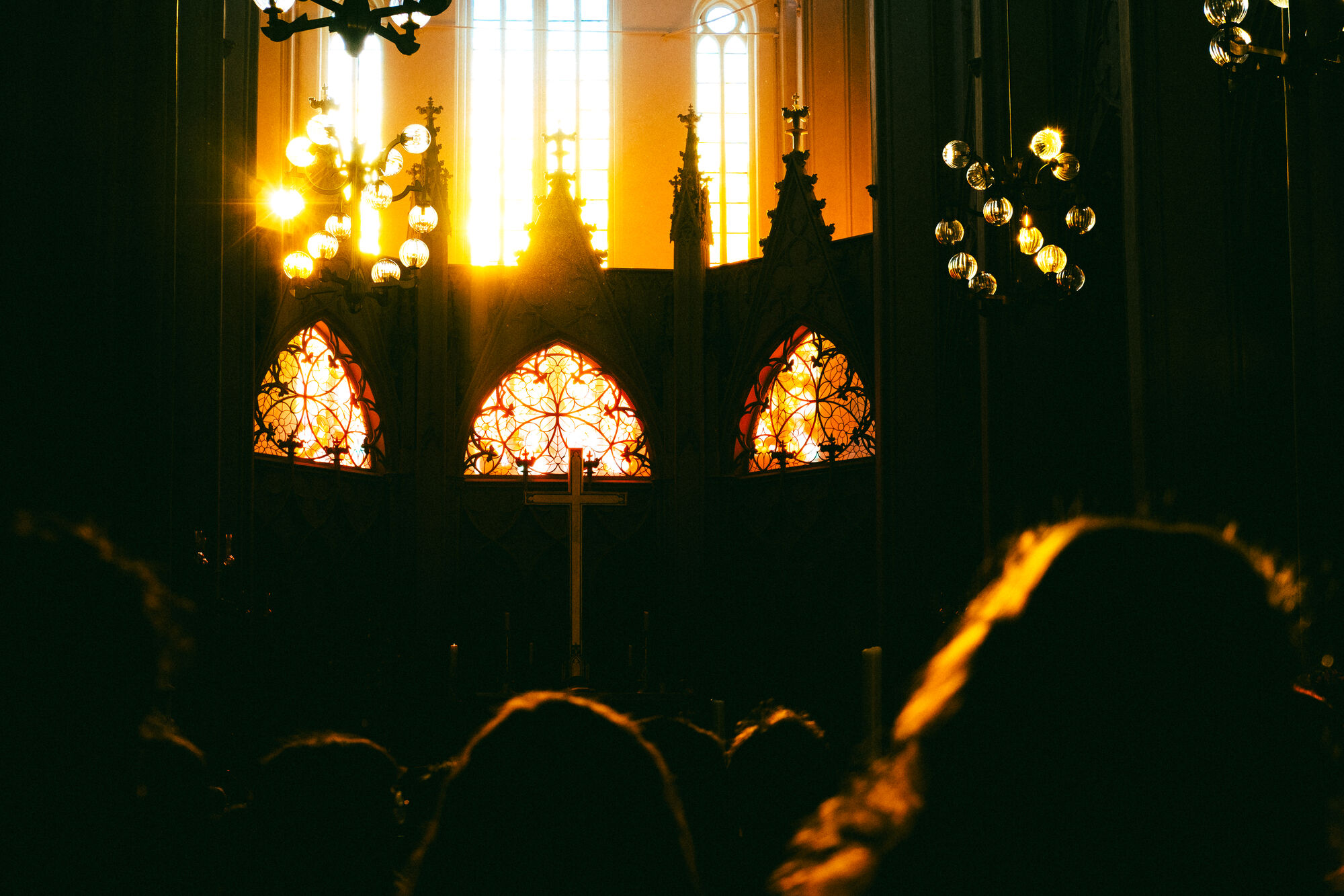 Morgenkonzert im Dom St. Nikolai Morgenkonzert im Dom St. Nikolai. Im Hintergrund leuchtet Sonne durch die Fenster.