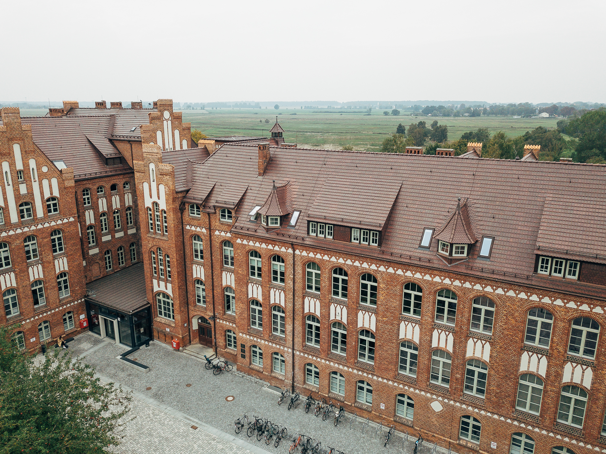 Drohnen-Blick auf das Gebäude Ernst-Lohmeyer-Platz 3