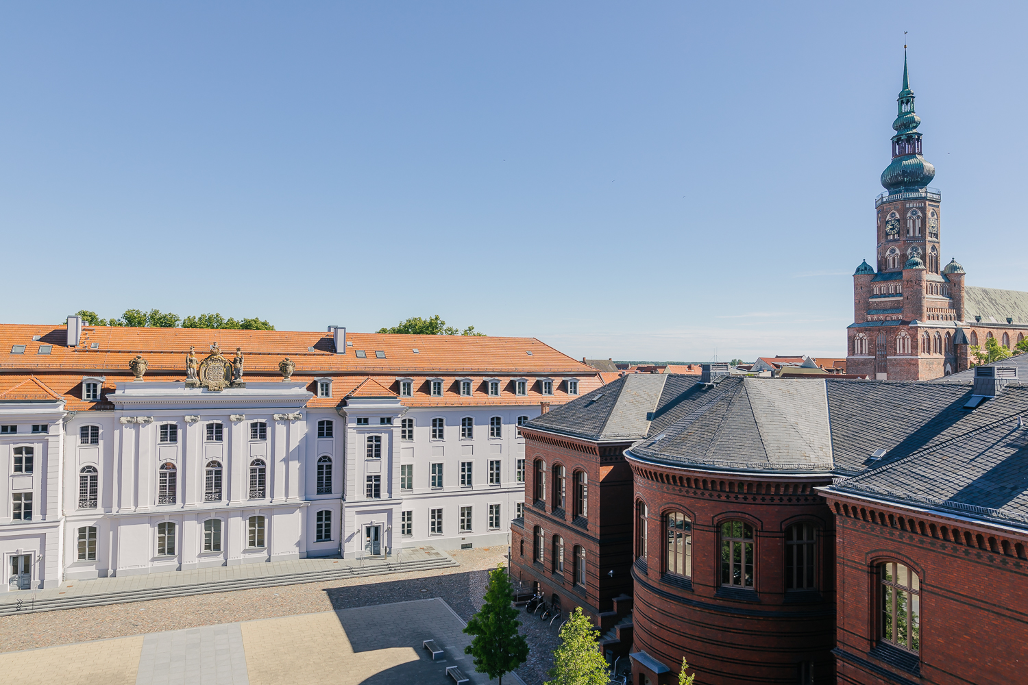 Blick auf das Universitätshauptgebäude, das Alte Audimax und den Dom St. Nikolai.