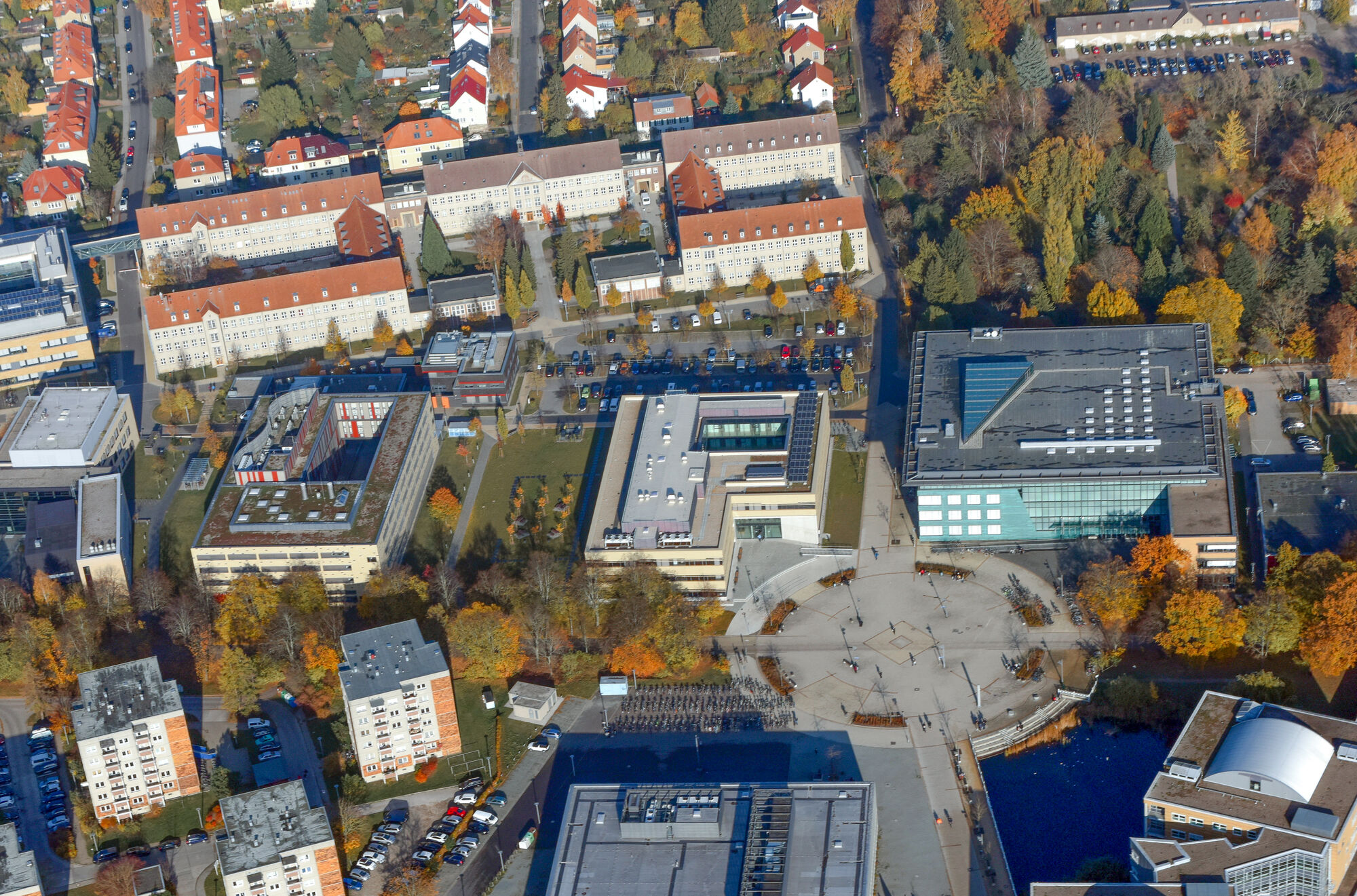 Das Luftbild zeigt den Campus Beitzplatz mit seinen Instituten, der Universitätsbibliothek und dem Universitätsrechenzentrum.
