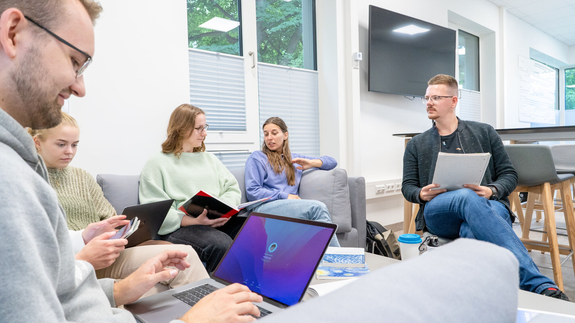 Eine Gruppe Studierender in einer Lerngruppe arbeitet im Rechenzentrum.