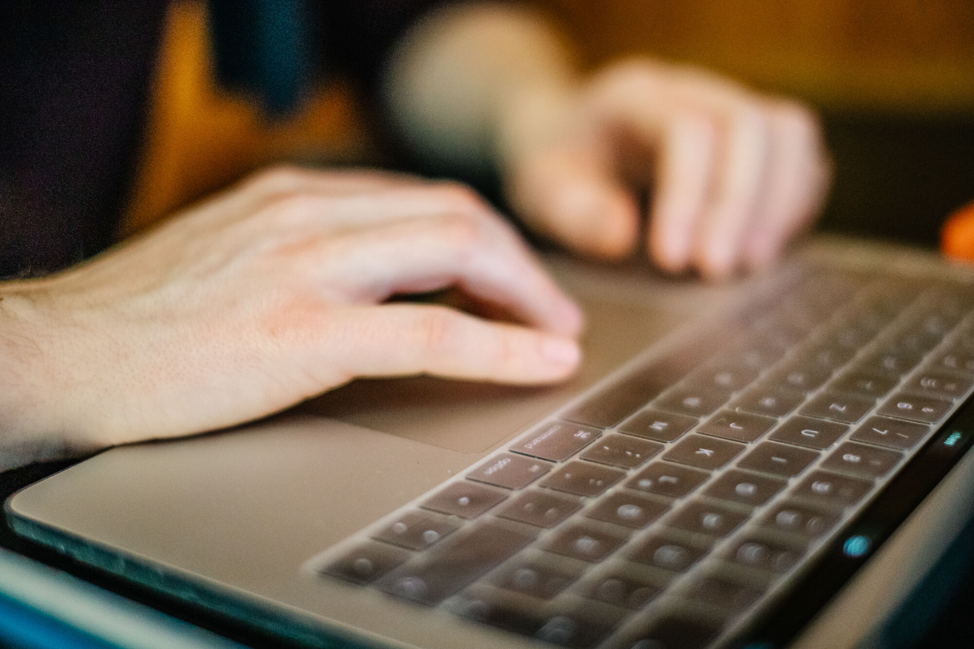 Zu sehen sind die beiden Hände einer Person, die auf einer Tastatur tippen.