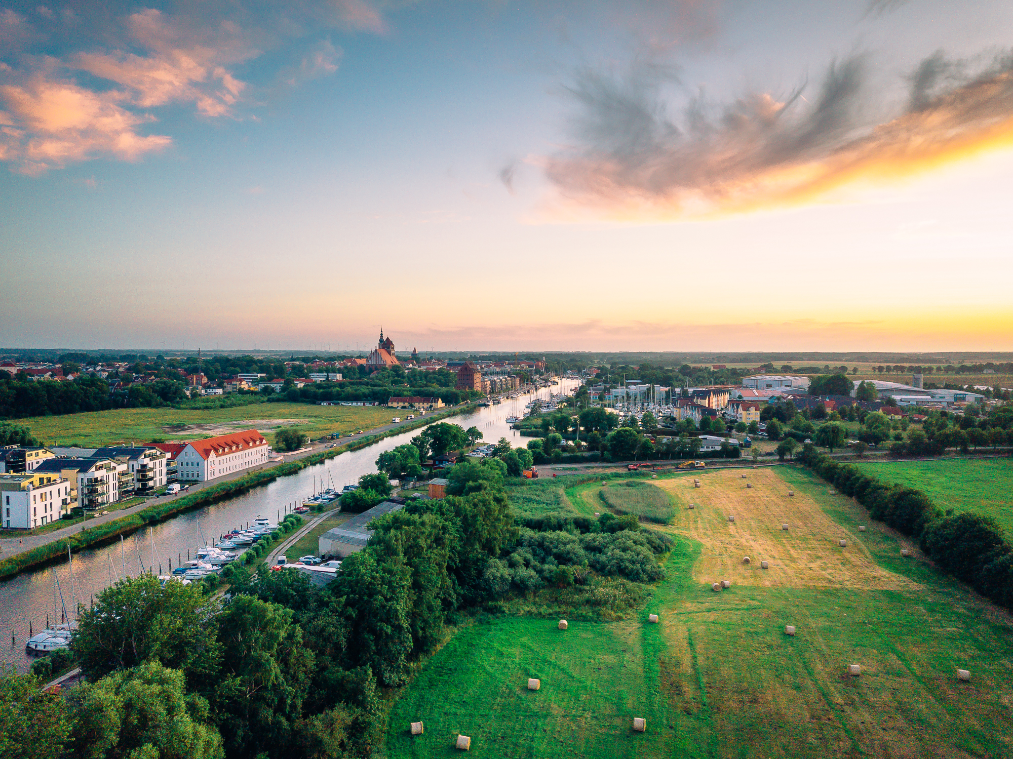Drohnenflug am Ryck und ein Blick auf Greifswald mit den drei großen Kirchen