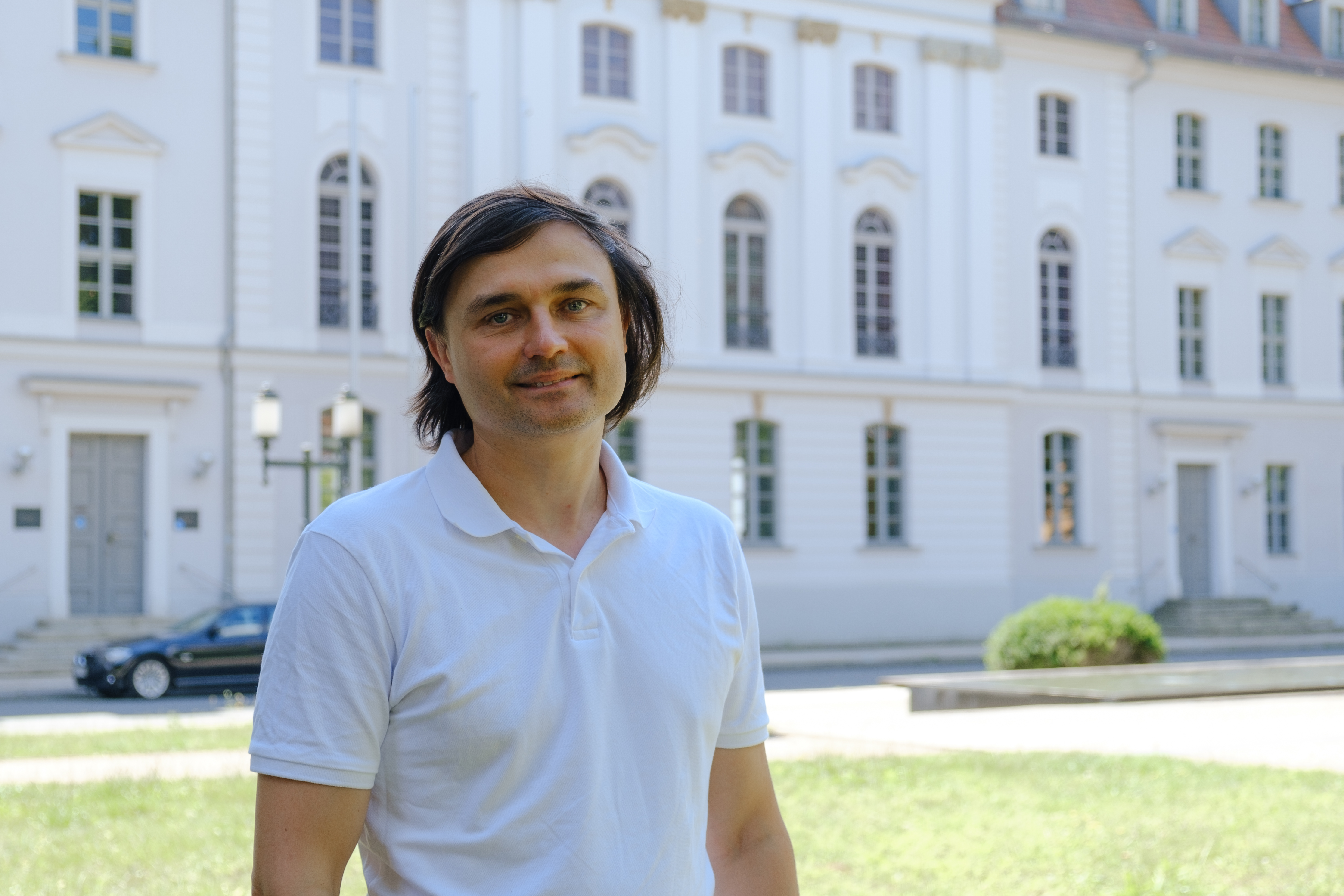 Juniorprofessor Dr. Roman Dubasevych porträtiert vor dem Unihauptgebäude.