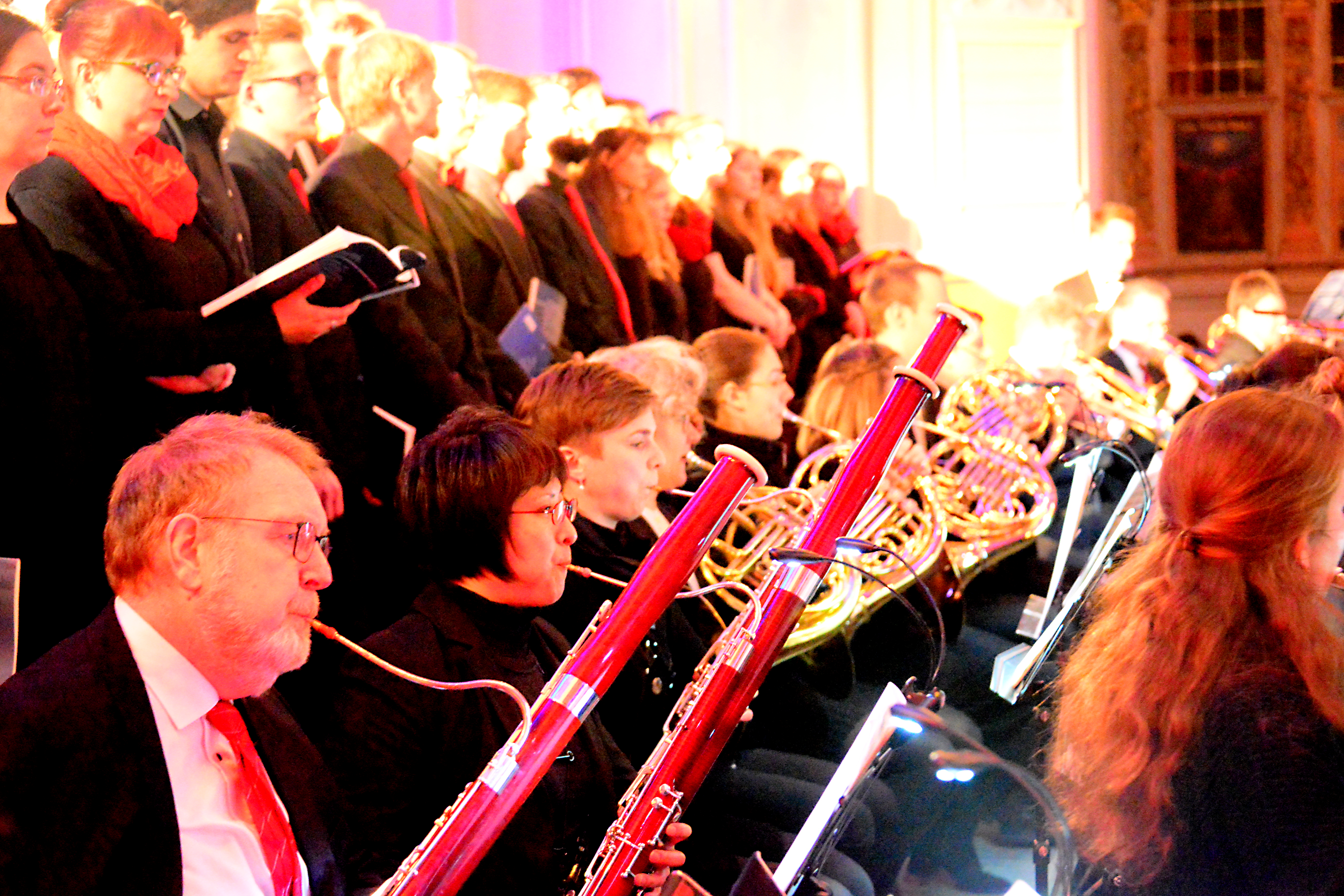 Chor und Fagottbläser während eines Konzerts