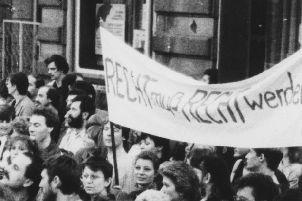 Schwarzweißfoto: Demonstration in Halle 1989 – von der Stasi fotografiert